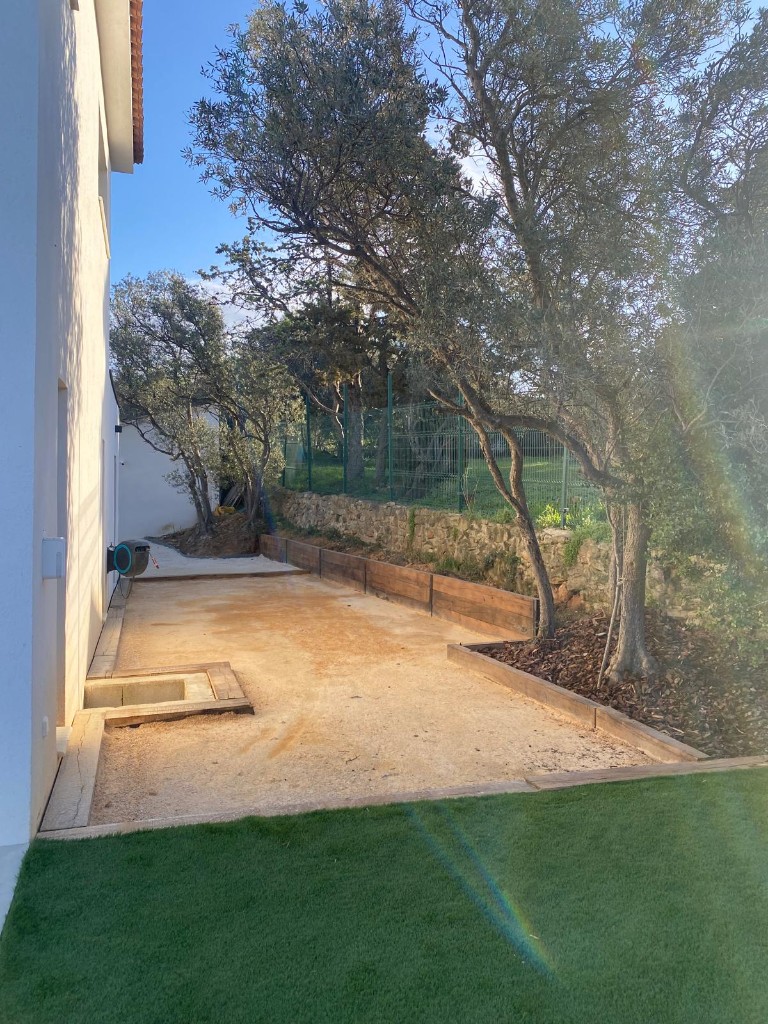 Terrain de pétanque sous les oliviers centenaires