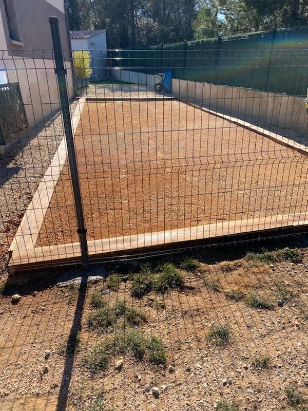 Terrain de pétanque sécurisé avec clôture grillagée